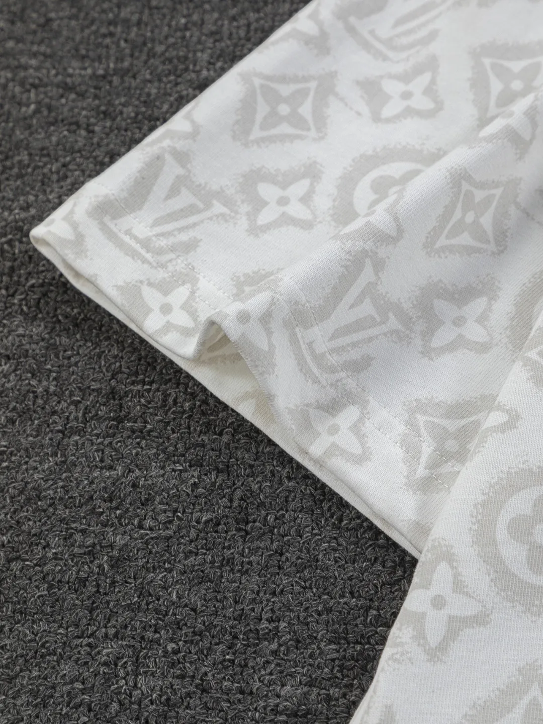 🅿️200 Louis Vuitton 1V LV micro-wide version S-XL LV 26ss new products are available at the counter simultaneously. Multiple craftsmanship, full jacquard presbyopia letter logo printing, round neck short-sleeved T-shirt, same style for men and women! Consigned to one-to-one creation. Synchronized with the official website, pure cotton fabrics at the counter! It is close to the skin and comfortable, durable and easy to wear. It has a classic and simple logo design and meticulous original craftsmanship. Short-sleeves, a must-have item for men, do not appear to be the same for the general public, but must be unique and eye-catching. This LV short-sleeve is all about quality, comfort, the same shape and fashion as always, including fabrics and cutting techniques. All of them have been made with great effort! 320 grams of washed pure cotton fabric, pure cotton is breathable, very refreshing and comfortable for daily wear. The rib knitting on the neckline is smooth and tight, and the neckline will not be skewed if you toss it at will. The loose version, you will find that it looks really good on the upper body. The overall is minimalist and neat, super versatile for daily use! Pair it casually with a pair of pants for a youthful look. A T-shirt will make your outfit crazy. It is a fashionable item that can never go wrong! Color: Black White Size: S-XL Size chart: S: Shoulder width 50-Bust 56-Length 70 M: Shoulder width 52-Bust 57-Length 72 L: Shoulder width 54-Bust 59-Length 74 XL: Shoulder width 56-Bust 62-Length 76